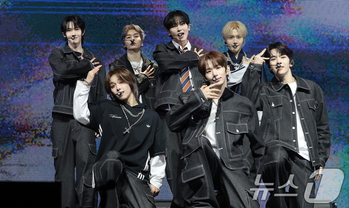 (서울=뉴스1) 권현진 기자 = TUNEXX(튜넥스)가 3일 서울 광진구 예스24라이브홀에서 가진 첫 번째 미니앨범 ‘SET BY US ONLY(셋 바이 어스 온리)’ 쇼케이스에서 …