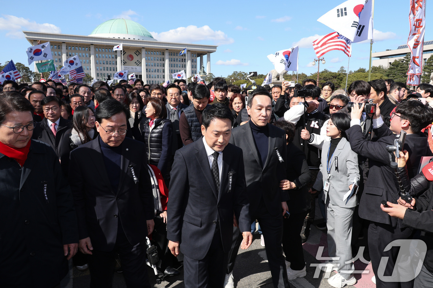 (서울=뉴스1) 신웅수 기자 = 장동혁 대표를 비롯한 국민의힘 지도부가 3일 서울 여의도 국회 본관 앞에서 열린 사법독립 헌정수호를 위한 대국민 호소 국민대장정 규탄대회를 마친 후 …