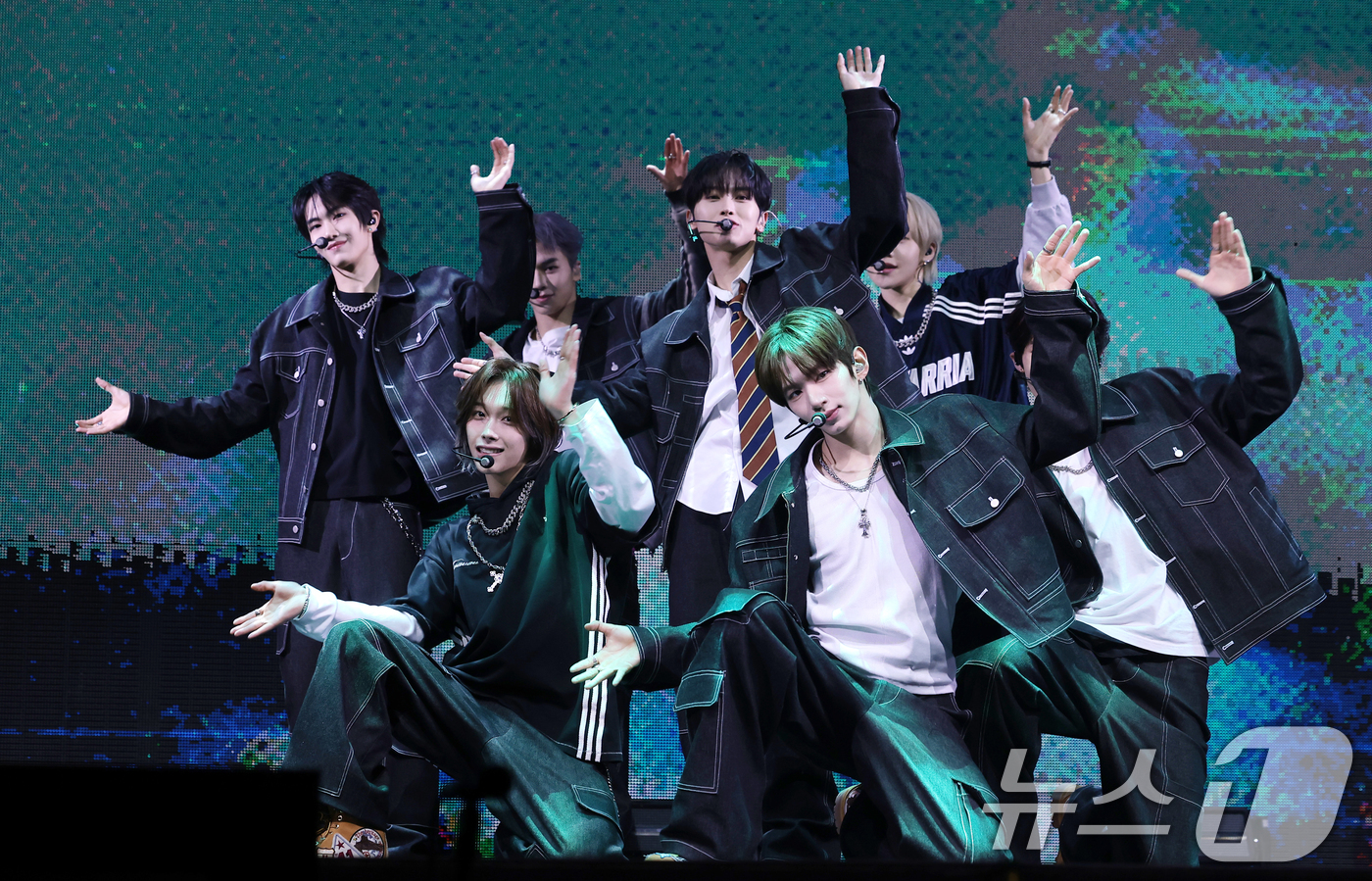 (서울=뉴스1) 권현진 기자 = TUNEXX(튜넥스)가 3일 서울 광진구 예스24라이브홀에서 가진 첫 번째 미니앨범 ‘SET BY US ONLY(셋 바이 어스 온리)’ 쇼케이스에서 …