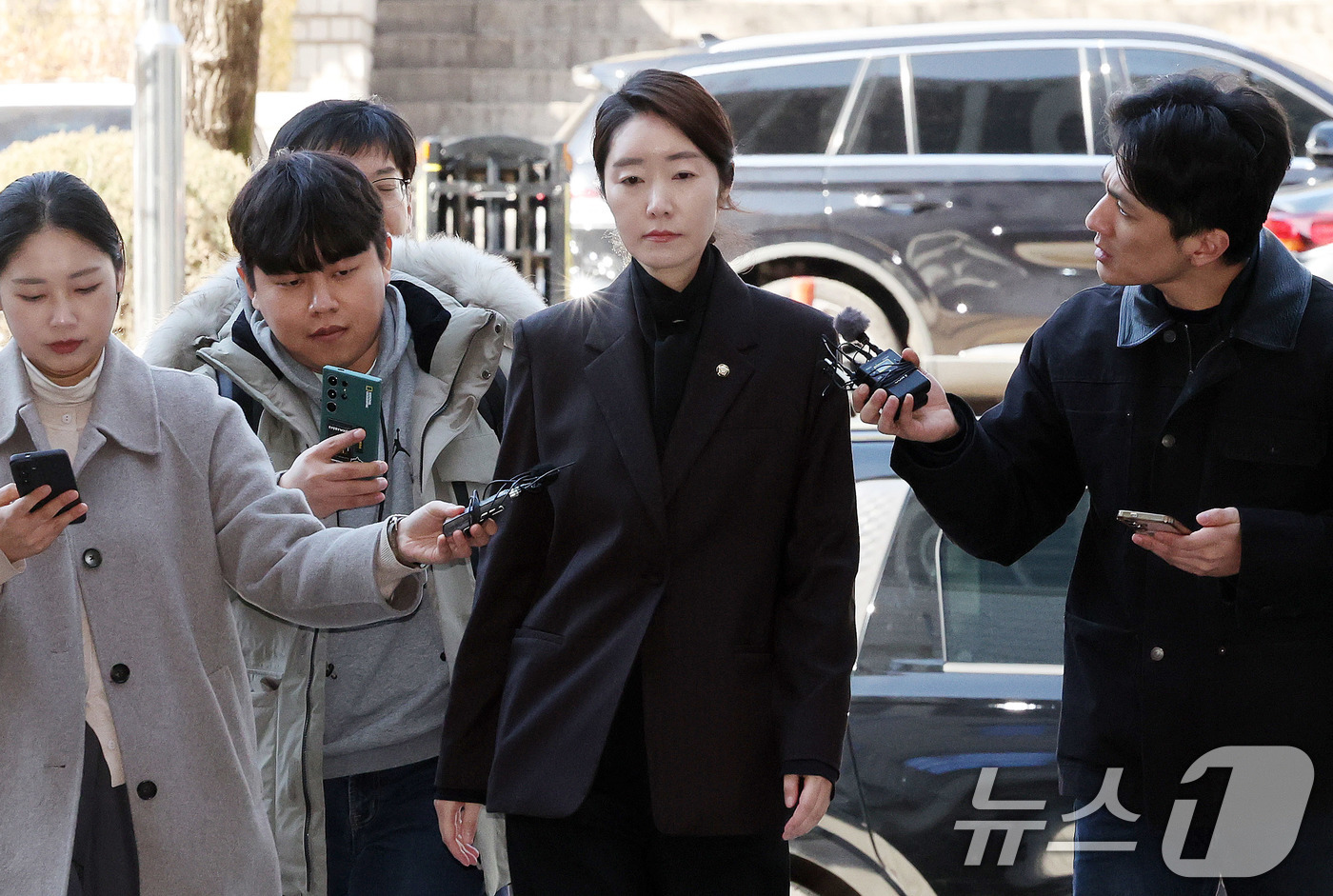 (서울=뉴스1) 박지혜 기자 = '1억 공천헌금' 의혹을 받는 강선우 무소속 의원이 3일 서울 서초구 중앙지법에서 열린 구속 전 피의자 심문에 출석하고 있다. 2026.3.3/뉴스 …