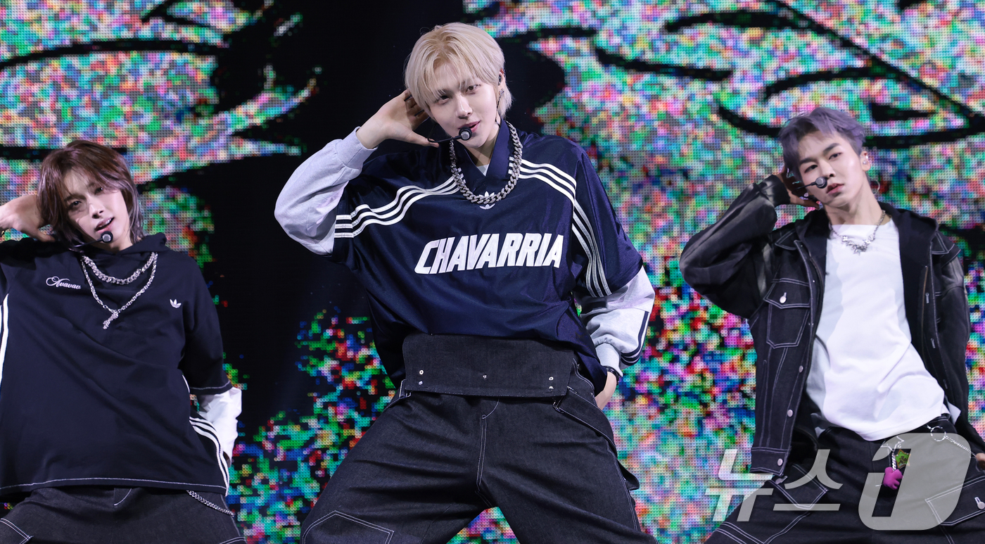 (서울=뉴스1) 권현진 기자 = TUNEXX(튜넥스) 성준(가운데)이 3일 서울 광진구 예스24라이브홀에서 가진 첫 번째 미니앨범 ‘SET BY US ONLY(셋 바이 어스 온리) …