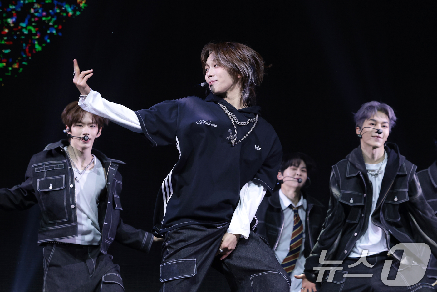 (서울=뉴스1) 권현진 기자 = TUNEXX(튜넥스) 타이라(가운데)가 3일 서울 광진구 예스24라이브홀에서 가진 첫 번째 미니앨범 ‘SET BY US ONLY(셋 바이 어스 온리 …