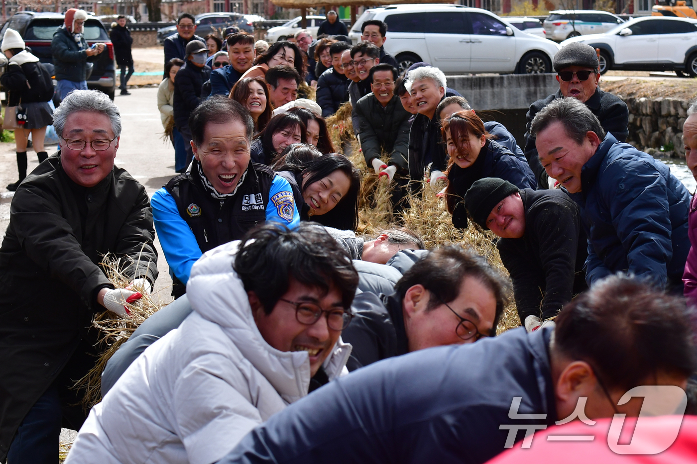 (경주=뉴스1) 최창호 기자 = 정월대보름날인 3일 오후 유네스코 세계문화유산인 경북 경주시 양동민속마을에서 윗마을과 아랫마을간의 줄다리기 시합이 열리고 있다. 2026.3.3/뉴 …
