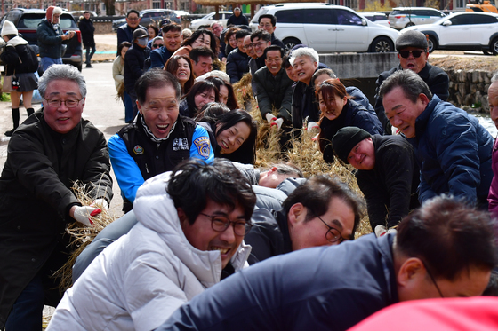 힘을 다해 줄을 당기시오