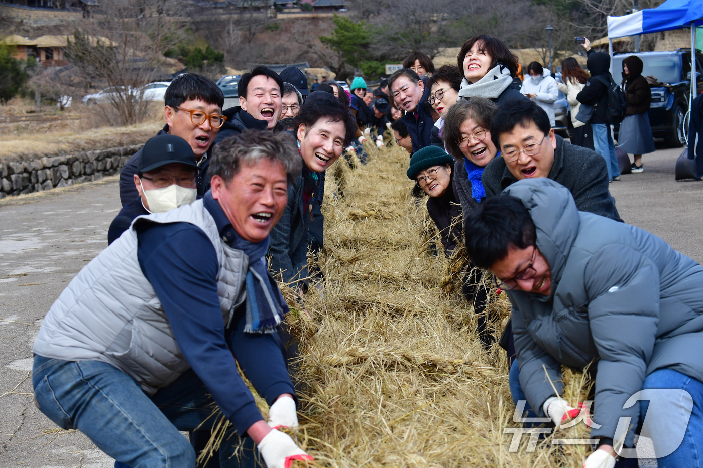 (경주=뉴스1) 최창호 기자 = 정월대보름날인 3일 오후 유네스코 세계문화유산인 경북 경주시 양동민속마을에서 윗마을과 아랫마을간의 줄다리기 시합이 열리고 있다. 2026.3.3/뉴 …