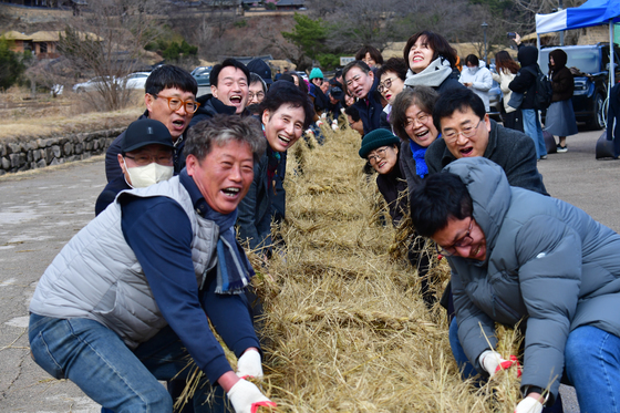 윗마을과 아랫마을 화합 줄다리기