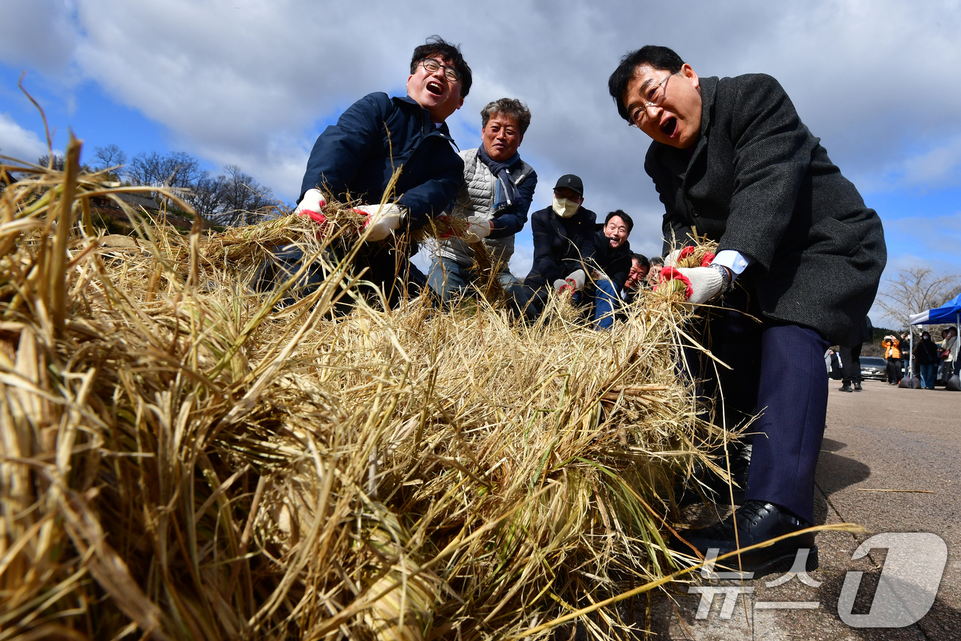 (경주=뉴스1) 최창호 기자 = 주낙영 경북 경주시장(오른쪽)이 3일 오후 유네스코 세계문화유산인 경북 경주시 양동민속마을에서 열린 윗마을과 아랫마을간의 줄다리기 시합에서 힘을 다 …
