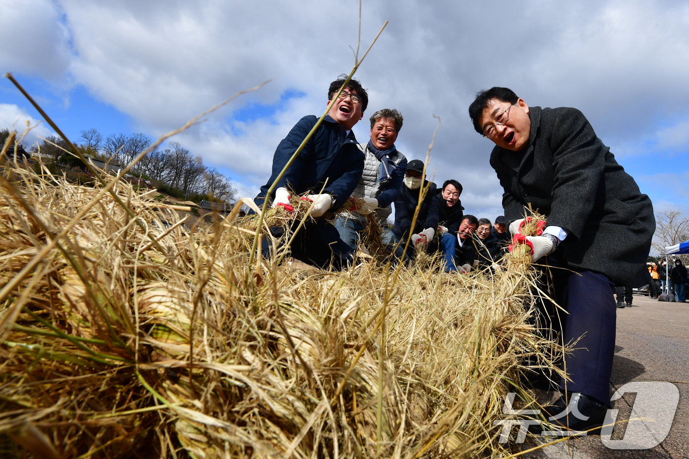 (경주=뉴스1) 최창호 기자 = 주낙영 경북 경주시장(오른쪽)이 3일 오후 유네스코 세계문화유산인 경북 경주시 양동민속마을에서 열린 윗마을과 아랫마을간의 줄다리기 시합에서 힘을 다 …