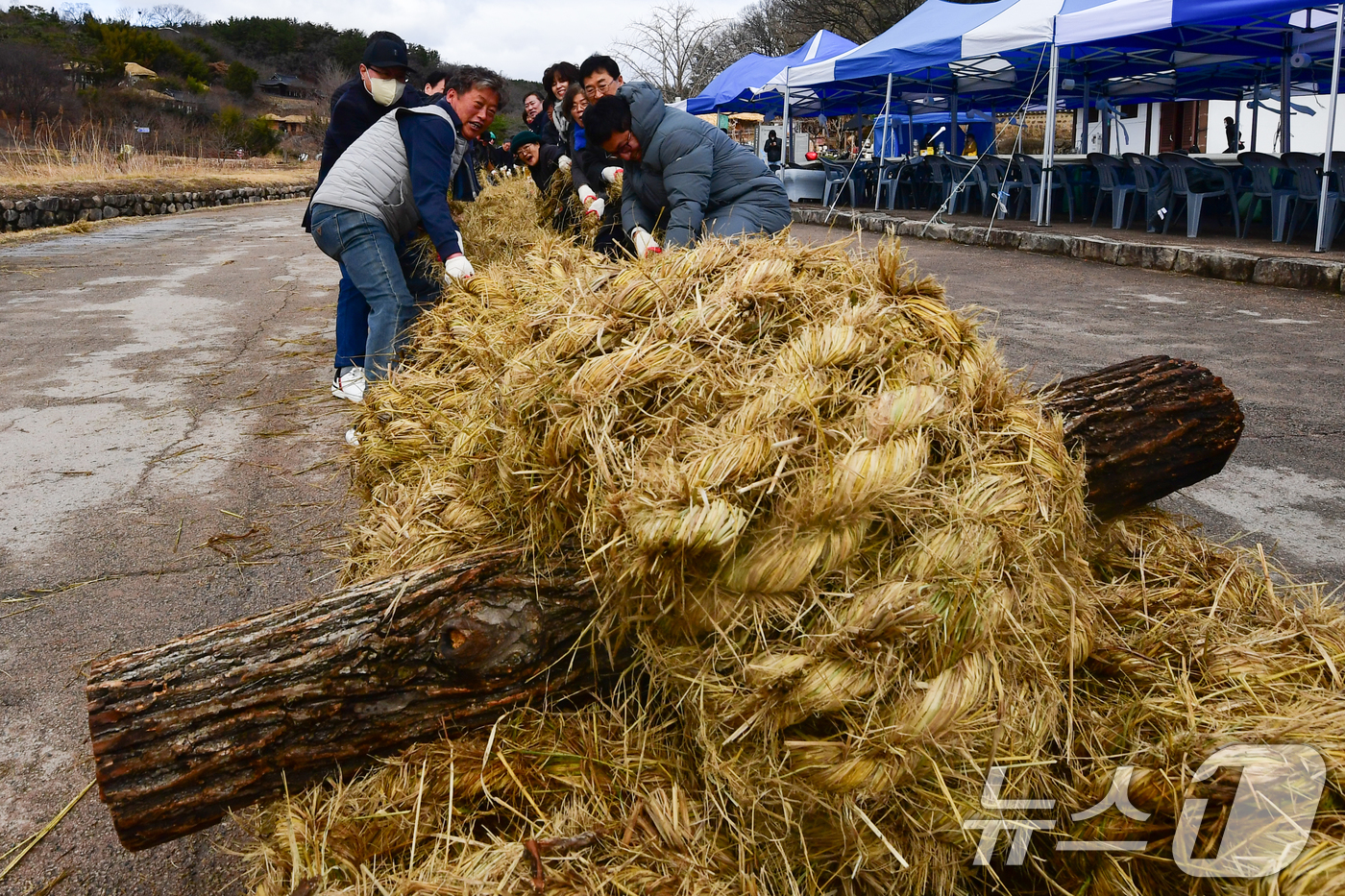 (경주=뉴스1) 최창호 기자 = 정월대보름날인 3일 오후 유네스코 세계문화유산인 경북 경주시 양동민속마을에서 윗마을과 아랫마을간의 줄다리기 시합이 열리고 있다.  2026.3.3/ …