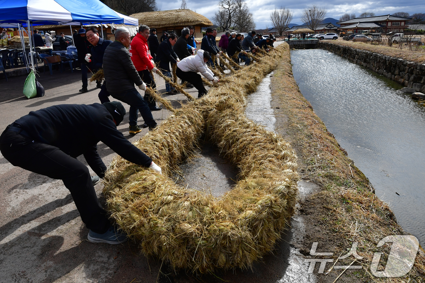 (경주=뉴스1) 최창호 기자 = 정월대보름날인 3일 오후 유네스코 세계문화유산인 경북 경주시 양동민속마을에서 윗마을과 아랫마을간의 줄다리기 시합애 사용할 줄을  주민과 관광객들이 …