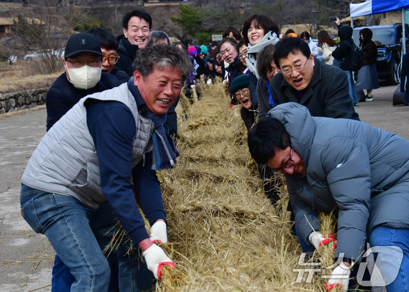 (경주=뉴스1) 최창호 기자 = 정월대보름날인 3일 오후 유네스코 세계문화유산인 경북 경주시 양동민속마을에서 윗마을과 아랫마을간의 줄다리기 시합이 열리고 있다. 2026.3.3/뉴 …