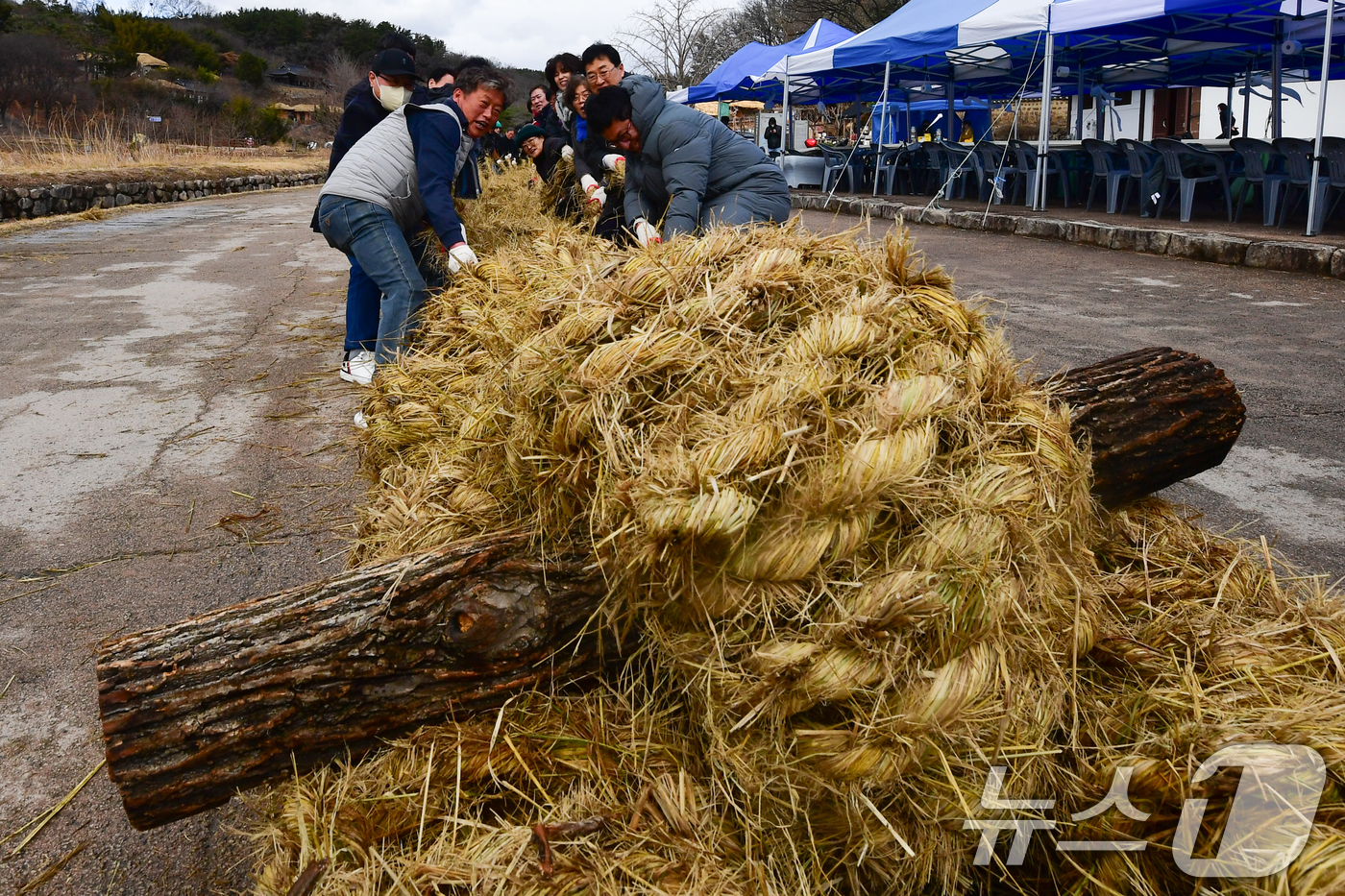 (경주=뉴스1) 최창호 기자 = 정월대보름날인 3일 오후 유네스코 세계문화유산인 경북 경주시 양동민속마을에서 윗마을과 아랫마을간의 줄다리기 시합이 열리고 있다. 2026.3.3/뉴 …