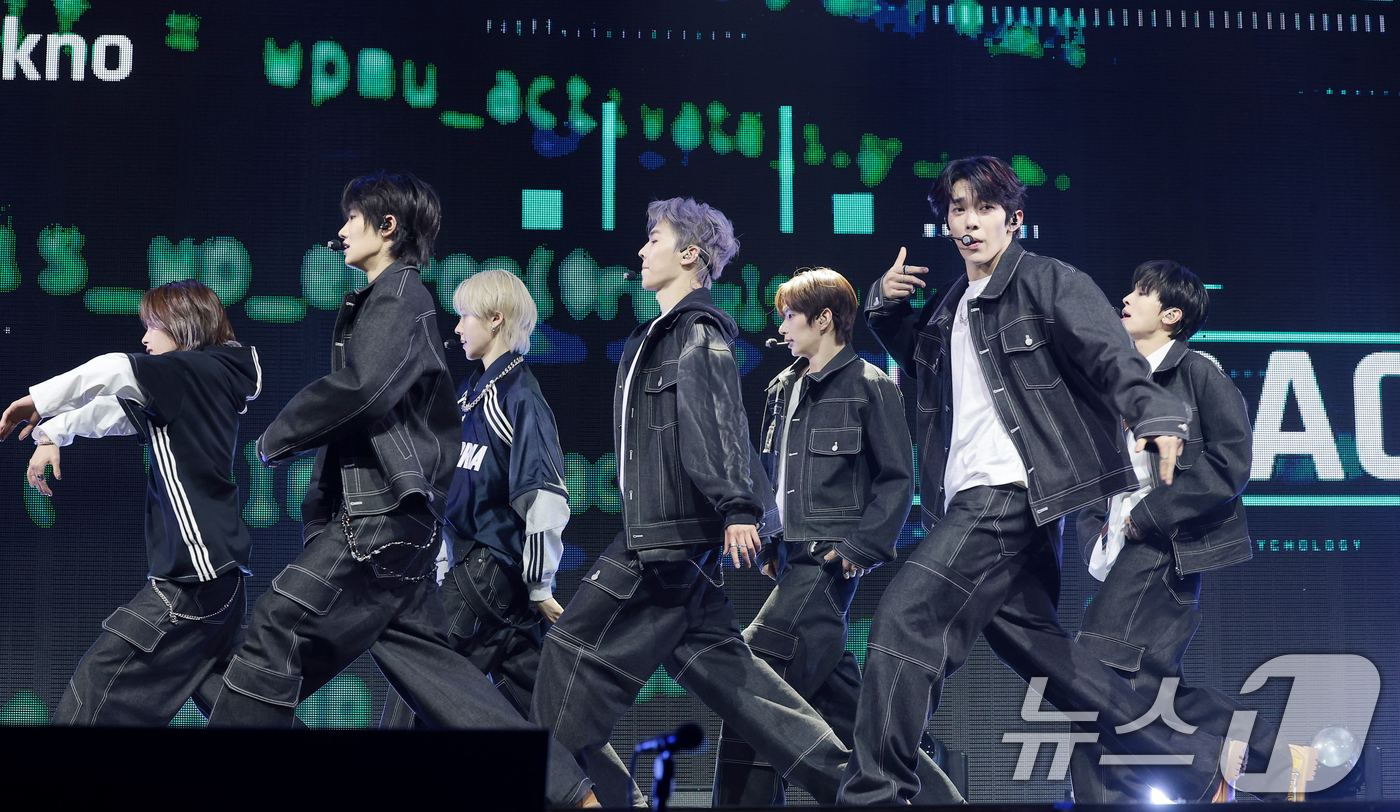 (서울=뉴스1) 권현진 기자 = TUNEXX(튜넥스)가 3일 서울 광진구 예스24라이브홀에서 가진 첫 번째 미니앨범 ‘SET BY US ONLY(셋 바이 어스 온리)’ 쇼케이스에서 …