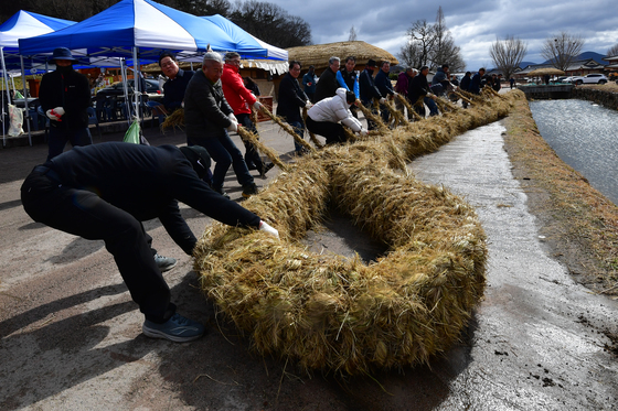 주민과 관광객들도 함께