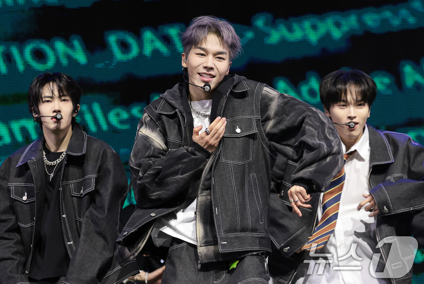 (서울=뉴스1) 권현진 기자 = TUNEXX(튜넥스) 제온(가운데)이 3일 서울 광진구 예스24라이브홀에서 가진 첫 번째 미니앨범 ‘SET BY US ONLY(셋 바이 어스 온리) …