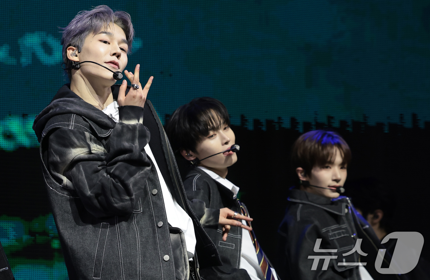 (서울=뉴스1) 권현진 기자 = TUNEXX(튜넥스) 제온(왼쪽)이 3일 서울 광진구 예스24라이브홀에서 가진 첫 번째 미니앨범 ‘SET BY US ONLY(셋 바이 어스 온리)’ …