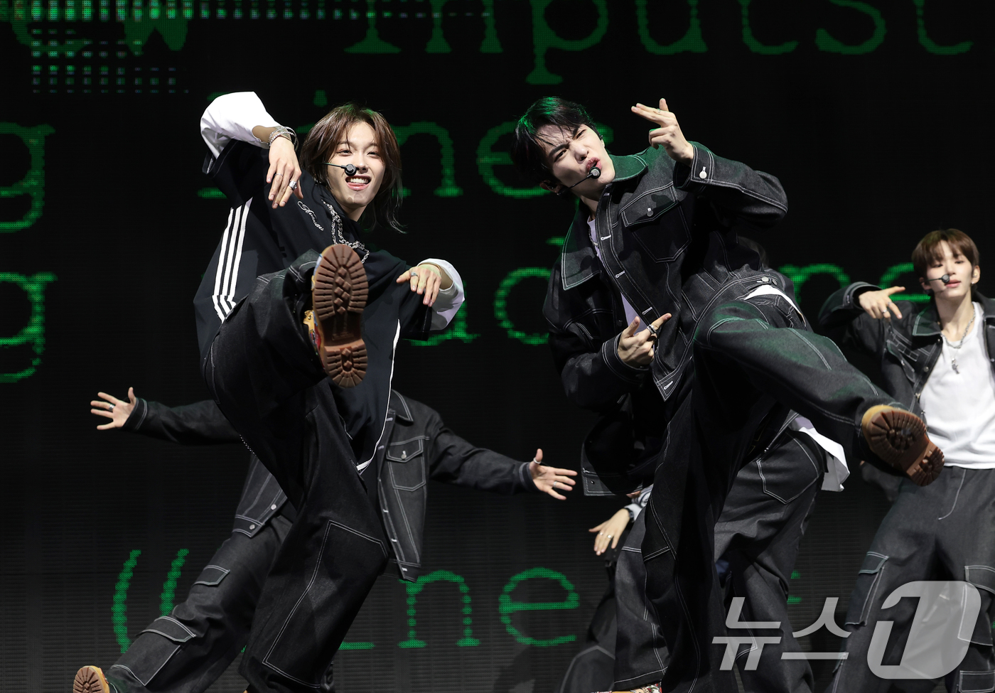 (서울=뉴스1) 권현진 기자 = TUNEXX(튜넥스) 타이라와 동규(오른쪽)가 3일 서울 광진구 예스24라이브홀에서 가진 첫 번째 미니앨범 ‘SET BY US ONLY(셋 바이 어 …