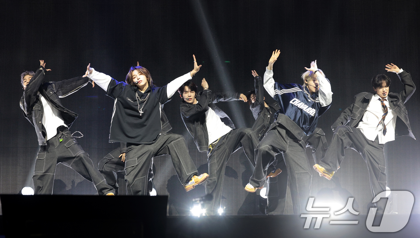 (서울=뉴스1) 권현진 기자 = TUNEXX(튜넥스)가 3일 서울 광진구 예스24라이브홀에서 가진 첫 번째 미니앨범 ‘SET BY US ONLY(셋 바이 어스 온리)’ 쇼케이스에서 …