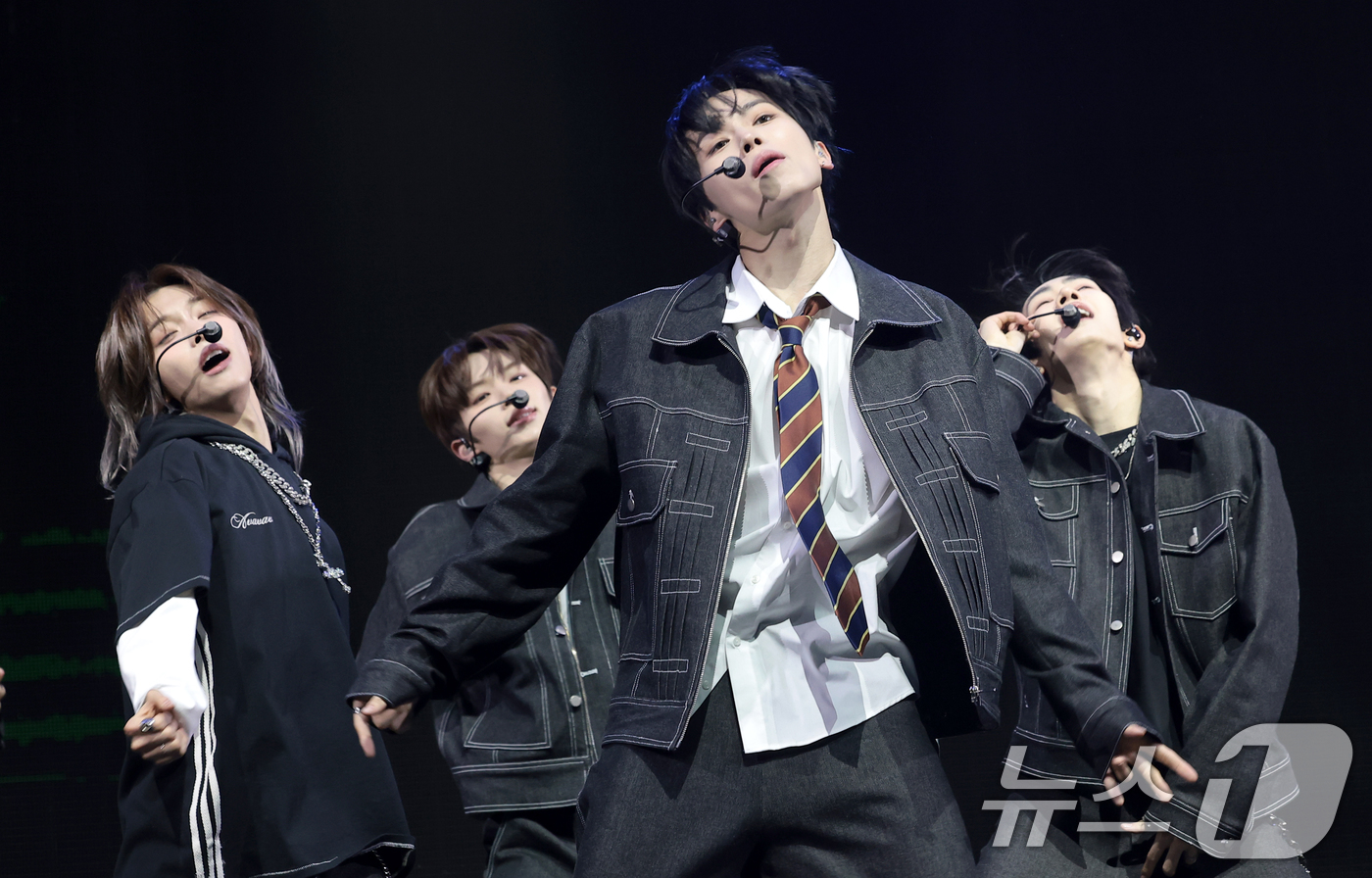 (서울=뉴스1) 권현진 기자 = TUNEXX(튜넥스) 인후(왼쪽 세번째)가 3일 서울 광진구 예스24라이브홀에서 가진 첫 번째 미니앨범 ‘SET BY US ONLY(셋 바이 어스 …