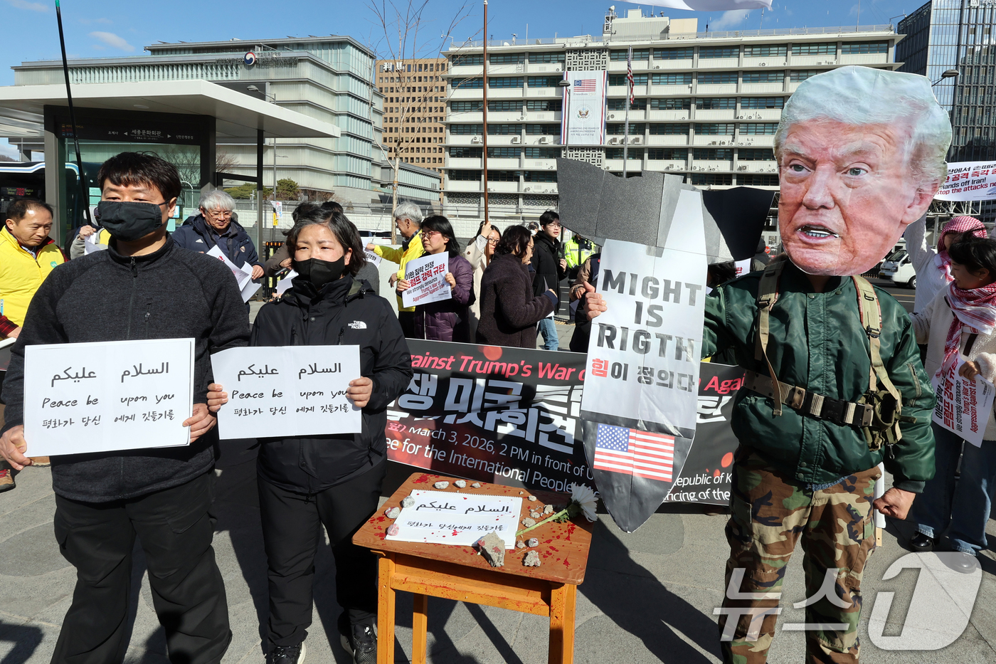 (서울=뉴스1) 황기선 기자 = 트럼프 규탄 국제민중행동 조직위원회가 3일 오후 서울 미국 대사관 앞에서 열린 '이란 침략 전쟁 미국 트럼프 규탄 긴급 기자회견'에서 퍼포먼스를 하 …