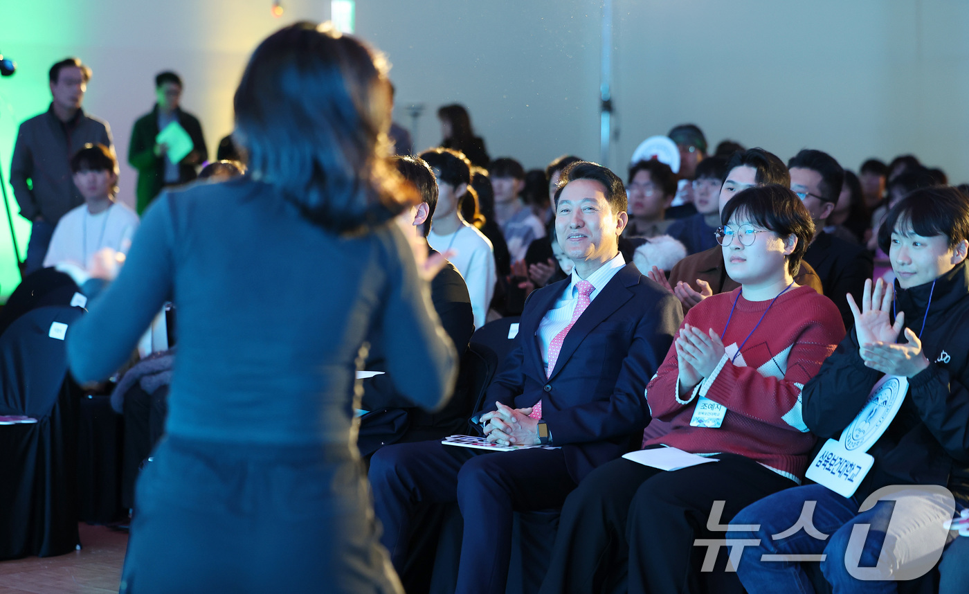 (서울=뉴스1) 김성진 기자 = 오세훈 서울시장이 3일 서울 중구 동대문디자인플라자(DDP) 아트홀에서 열린 청년 성장 올인데이에서 대학생들의 댄스 공연을 바라보고 있다. 2026 …