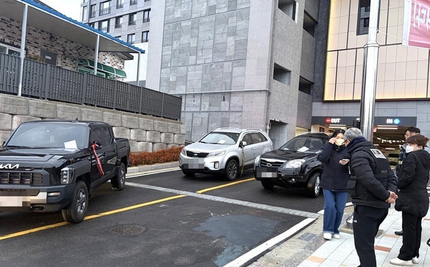 영동서 아파트 건설 하도급업체들 "밀린 공사비 달라"