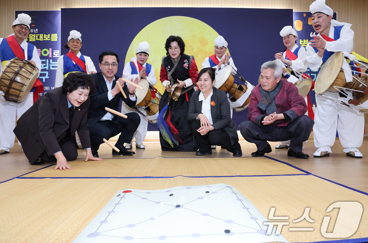 (대전=뉴스1) 김기태 기자 = 정월대보름인 3일 대전 동구문화원에서 열린 ‘정월대보름 전통 민속놀이 한마당’에서 박희조 동구청장과 시민들이 윷놀이를 하고 있다. 이날 행사는 대보 …