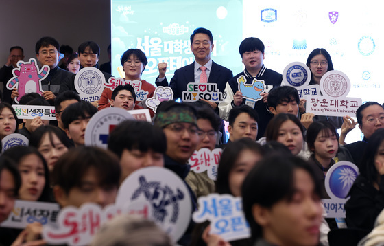 대학생 리더들과 기념촬영하는 오세훈 시장