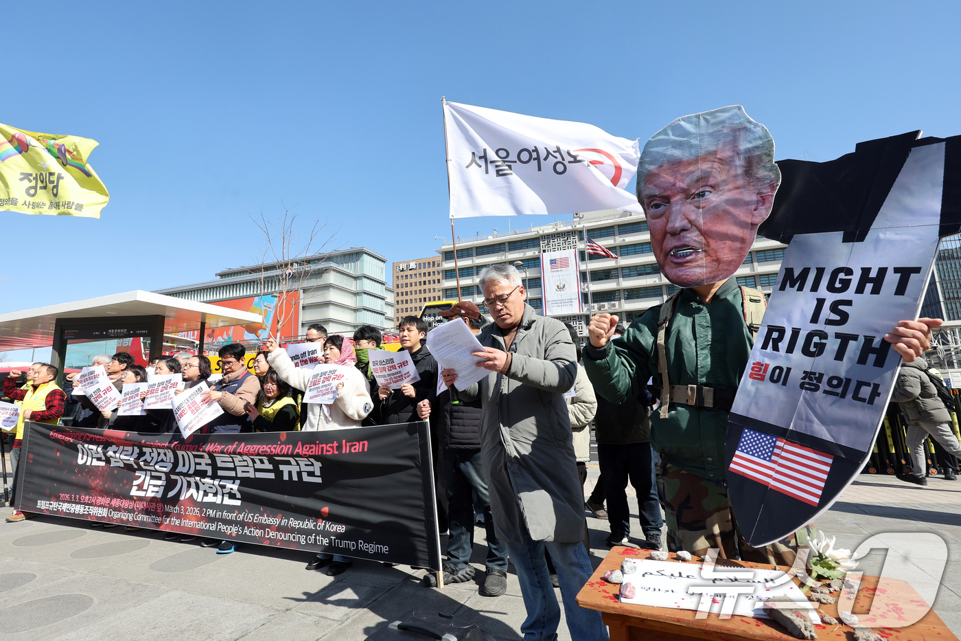 (서울=뉴스1) 황기선 기자 = 트럼프 규탄 국제민중행동 조직위원회가 3일 오후 서울 미국 대사관 앞에서 열린 '이란 침략 전쟁 미국 트럼프 규탄 긴급 기자회견'에서 구호를 외치고 …