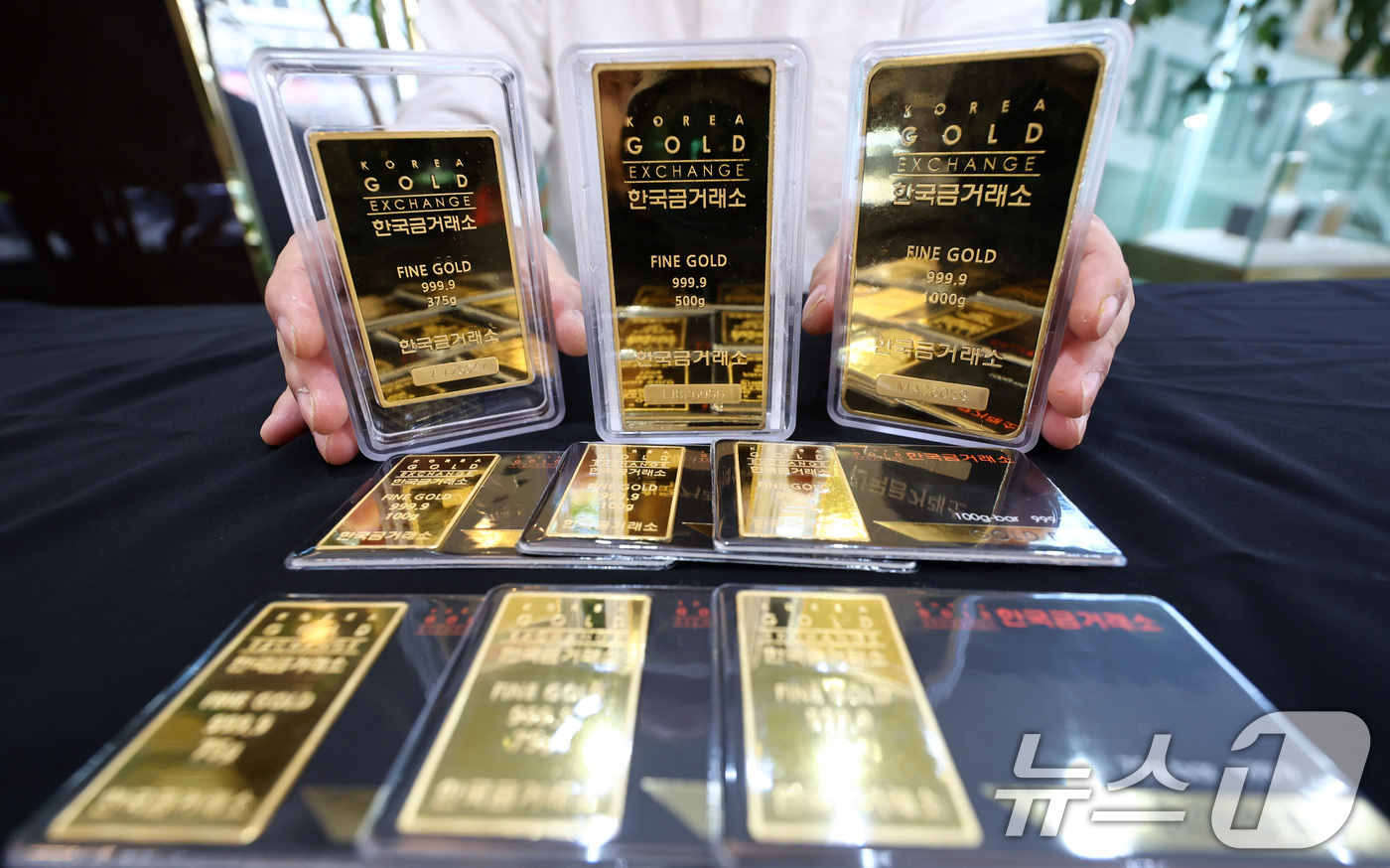 (서울=뉴스1) 최지환 기자 = 미국·이스라엘의 이란 타격으로 안전자산 수요가 증가하고 있는 3일 서울 종로구 한국금거래소에서 직원이 골드바를 정리하고 있다.오후3시 8분 기준 K …