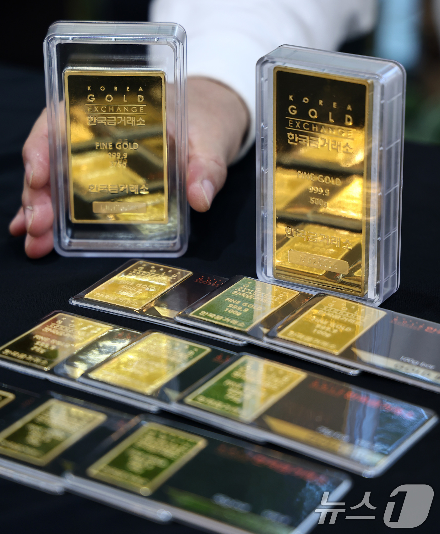 (서울=뉴스1) 최지환 기자 = 미국·이스라엘의 이란 타격으로 안전자산 수요가 증가하고 있는 3일 서울 종로구 한국금거래소에서 직원이 골드바를 정리하고 있다.오후3시 8분 기준 K …