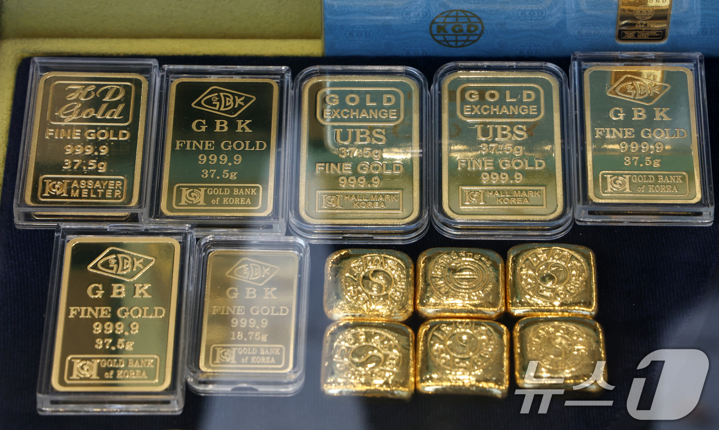 (서울=뉴스1) 최지환 기자 = 미국·이스라엘의 이란 타격으로 안전자산 수요가 증가하고 있는 3일 서울 시내 한 금은방에 골드바가 진열되어 있다.오후3시 8분 기준 KRX 금시장에 …