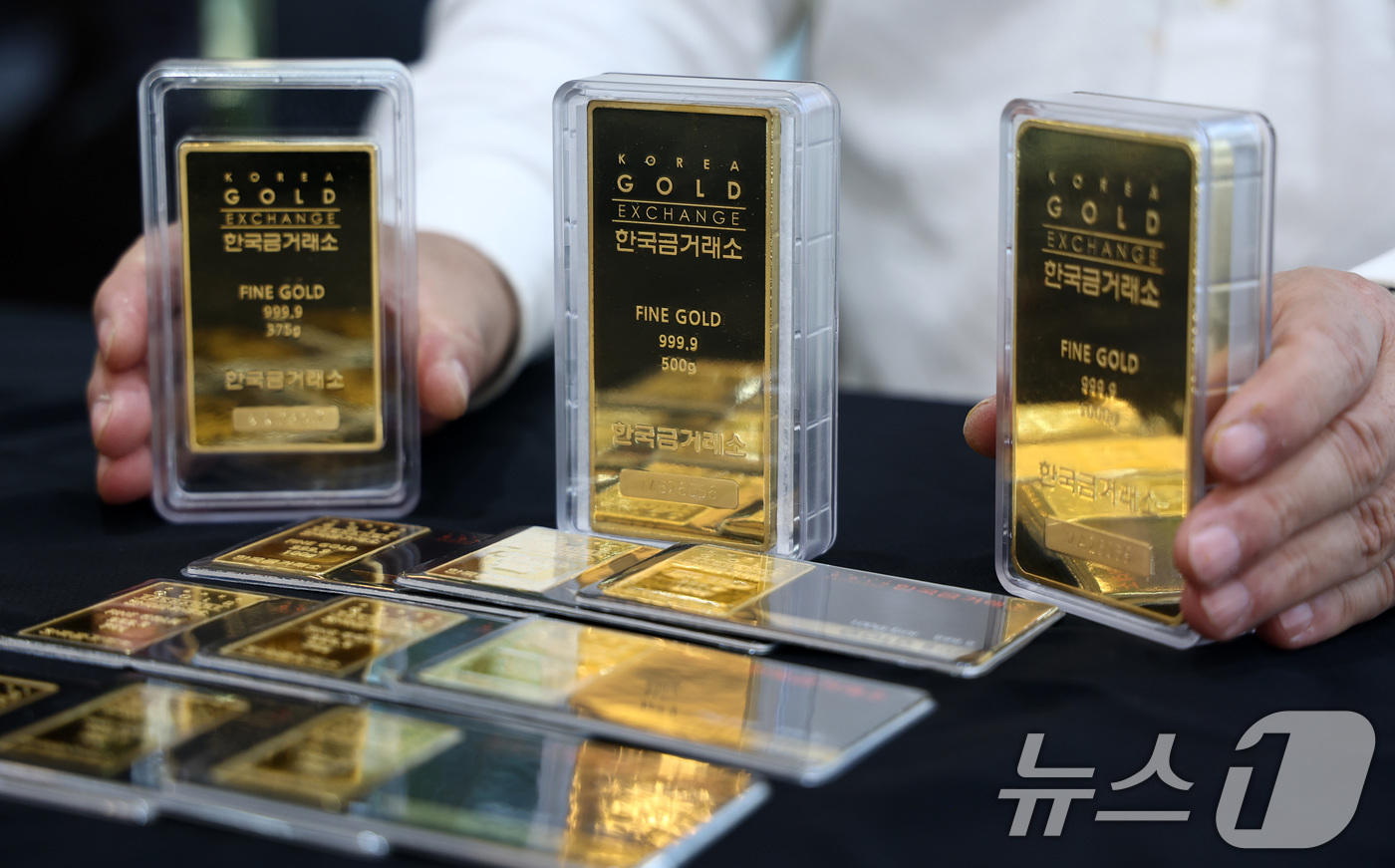 (서울=뉴스1) 최지환 기자 = 미국·이스라엘의 이란 타격으로 안전자산 수요가 증가하고 있는 3일 서울 종로구 한국금거래소에서 직원이 골드바를 정리하고 있다.오후3시 8분 기준 K …