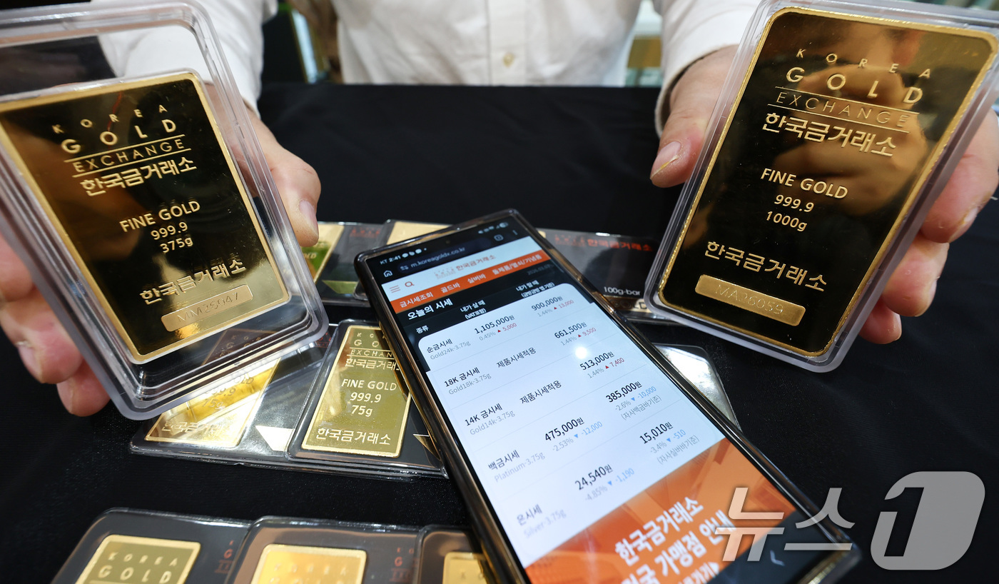 (서울=뉴스1) 최지환 기자 = 미국·이스라엘의 이란 타격으로 안전자산 수요가 증가하고 있는 3일 서울 종로구 한국금거래소에서 직원이 골드바를 정리하고 있다.오후3시 8분 기준 K …
