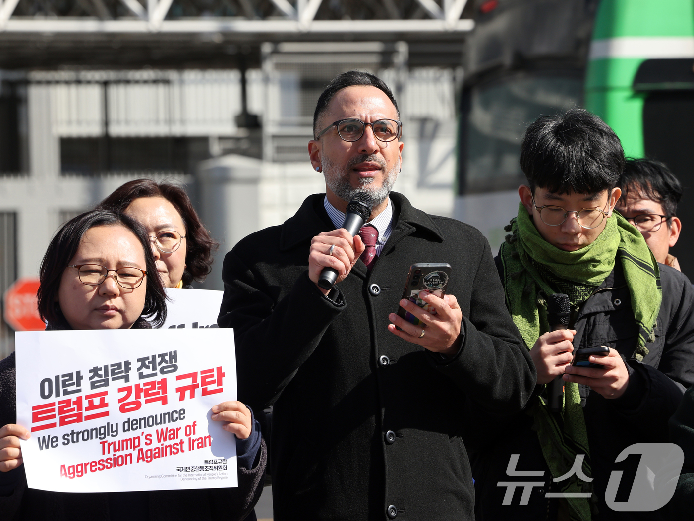(서울=뉴스1) 황기선 기자 = 이란 태생, 캐나다 국적인 시아바시 사파리 서울대 서아시아학 교수가 3일 오후 서울 미국 대사관 앞에서 열린 '이란 침략 전쟁 미국 트럼프 규탄 긴 …
