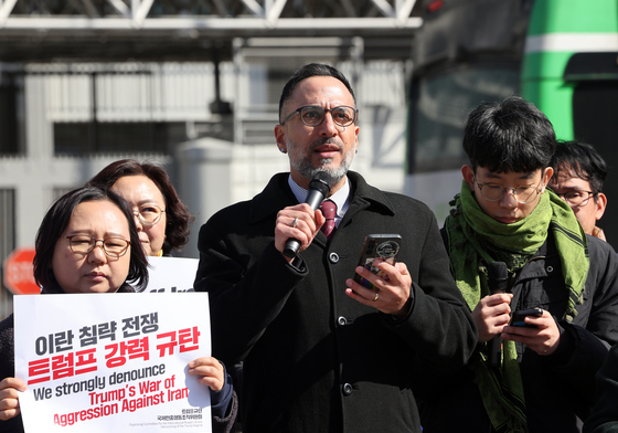 발언하는 이란 태생 서울대 서아시아학 교수