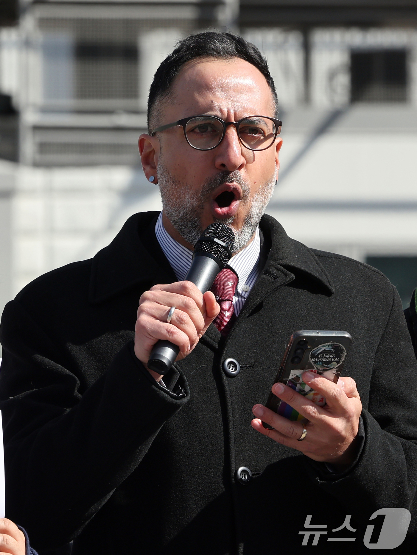 (서울=뉴스1) 황기선 기자 = 이란 태생, 캐나다 국적인 시아바시 사파리 서울대 서아시아학 교수가 3일 오후 서울 미국 대사관 앞에서 열린 '이란 침략 전쟁 미국 트럼프 규탄 긴 …