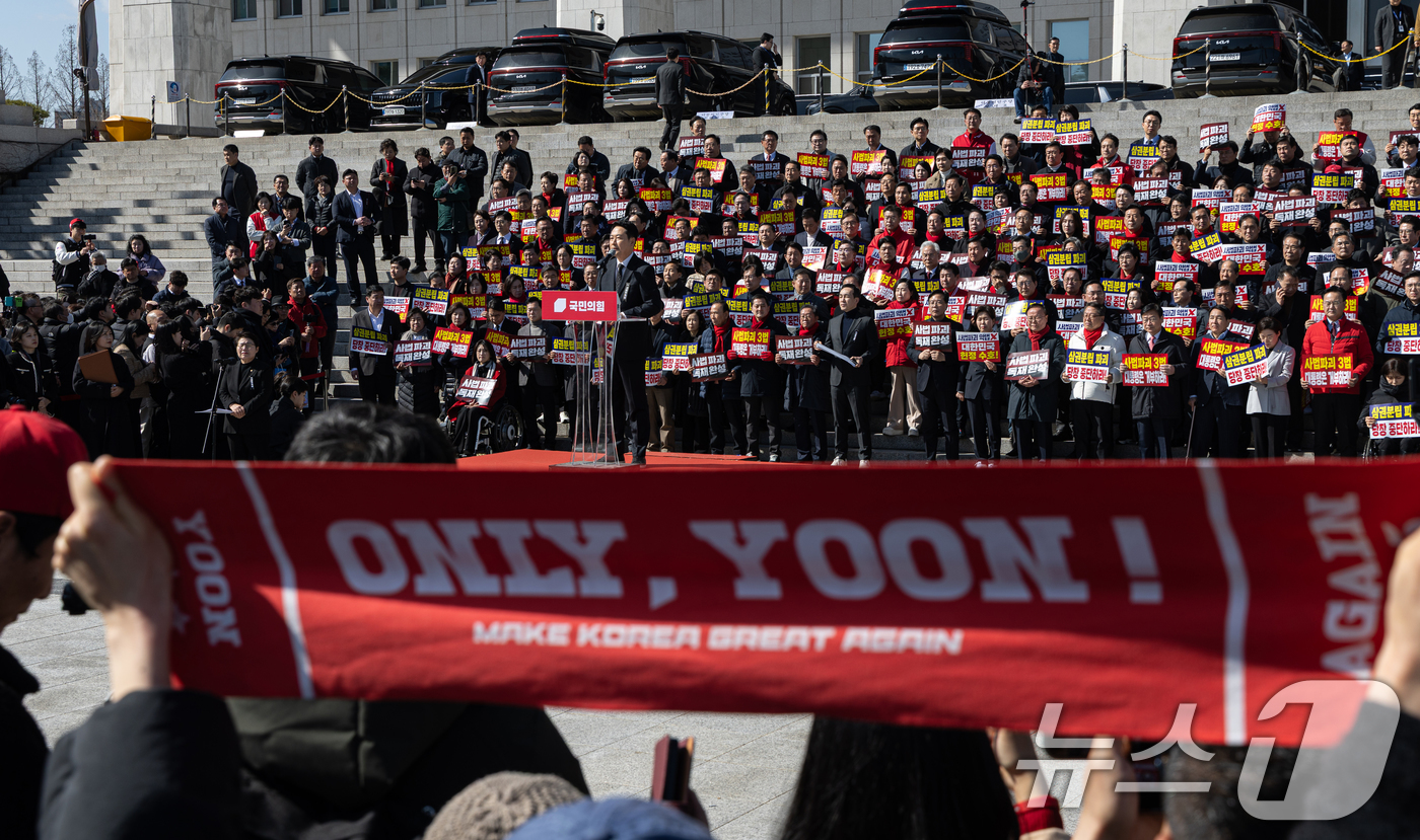 (서울=뉴스1) 이승배 기자 = 장동혁 국민의힘 대표가 3일 서울 여의도 국회 본관 앞에서 열린 사법독립 헌정수호를 위한 대국민 호소 국민대장정 규탄대회에서 발언하고 있다. 202 …