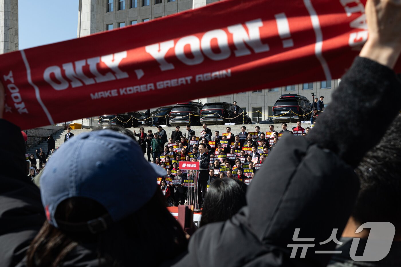 본문 이미지 - 장동혁 국민의힘 대표가 3일 서울 여의도 국회 본관 앞에서 열린 사법독립 헌정수호를 위한 대국민 호소 국민대장정 규탄대회에서 발언하고 있다. 2026.3.3 ⓒ 뉴스1 이승배 기자