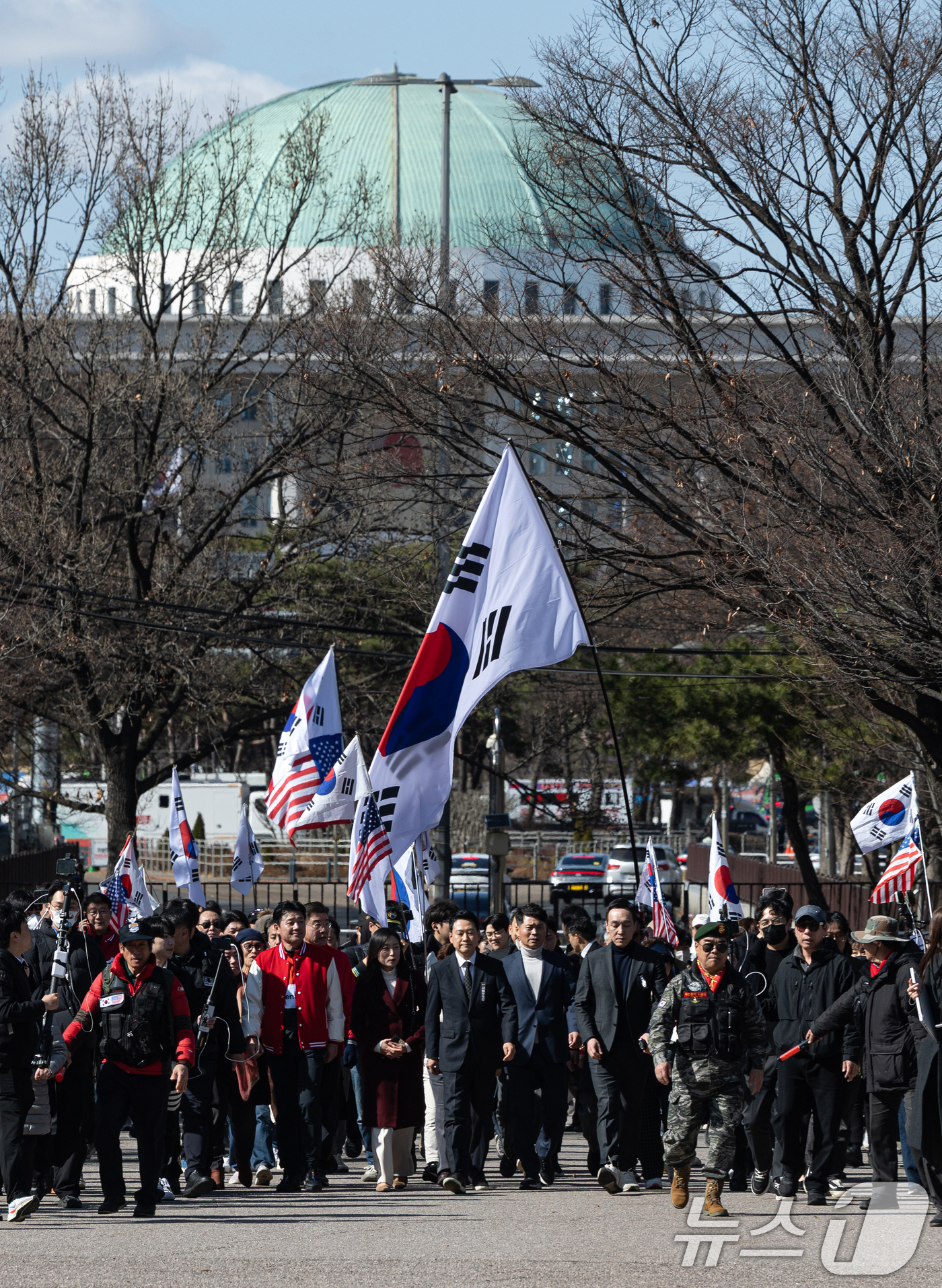 (서울=뉴스1) 이승배 기자 = 장동혁 대표를 비롯한 국민의힘 지도부가 3일 서울 여의도 국회 본관 앞에서 열린 사법독립 헌정수호를 위한 대국민 호소 국민대장정 규탄대회를 마친 후 …