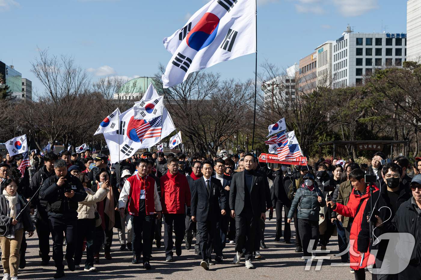 (서울=뉴스1) 이승배 기자 = 장동혁 대표를 비롯한 국민의힘 지도부가 3일 서울 여의도 국회 본관 앞에서 열린 사법독립 헌정수호를 위한 대국민 호소 국민대장정 규탄대회를 마친 후 …