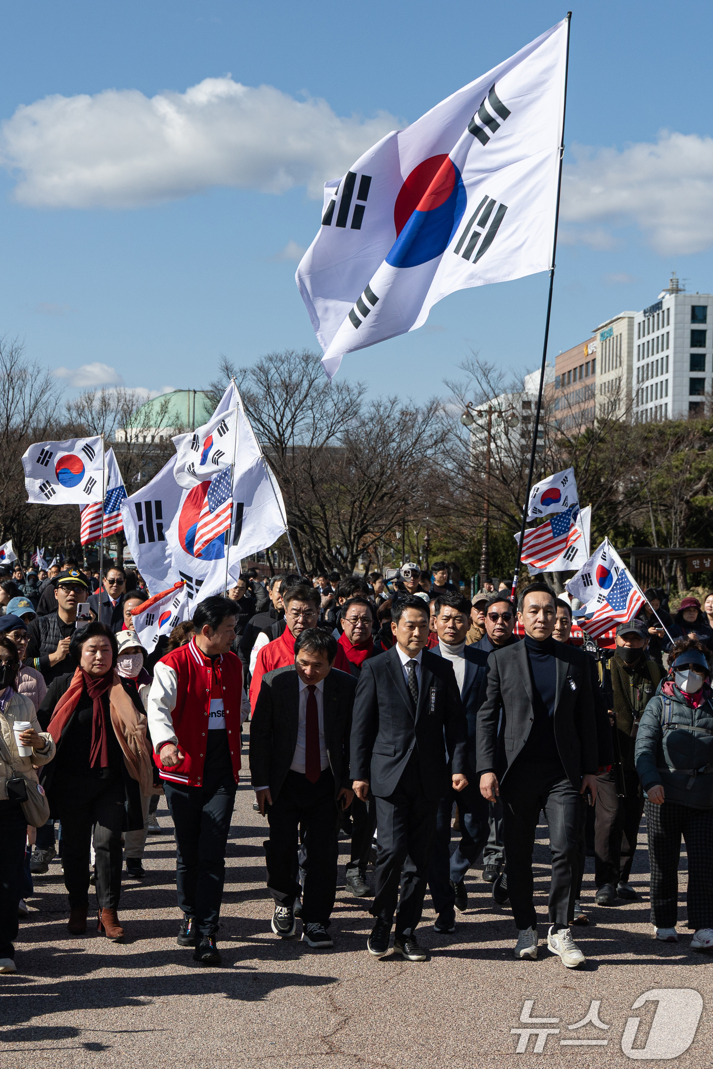 (서울=뉴스1) 이승배 기자 = 장동혁 대표를 비롯한 국민의힘 지도부가 3일 서울 여의도 국회 본관 앞에서 열린 사법독립 헌정수호를 위한 대국민 호소 국민대장정 규탄대회를 마친 후 …