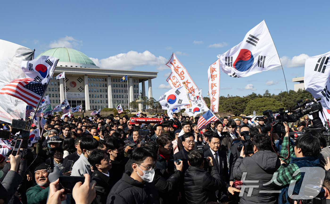 (서울=뉴스1) 이승배 기자 = 장동혁 대표를 비롯한 국민의힘 지도부가 3일 서울 여의도 국회 본관 앞에서 열린 사법독립 헌정수호를 위한 대국민 호소 국민대장정 규탄대회를 마친 후 …