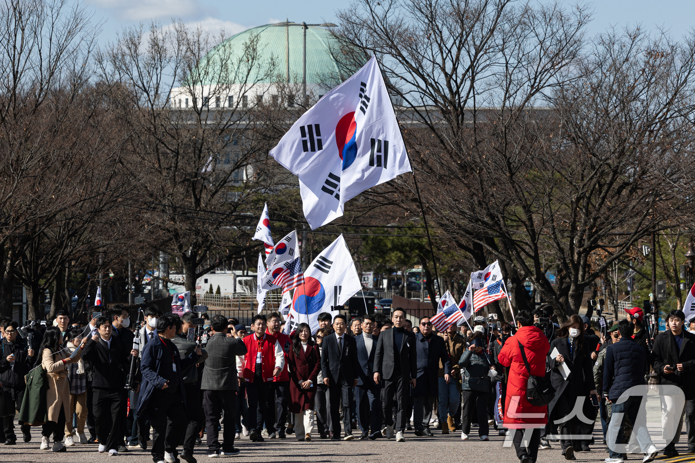 (서울=뉴스1) 이승배 기자 = 장동혁 대표를 비롯한 국민의힘 지도부가 3일 서울 여의도 국회 본관 앞에서 열린 사법독립 헌정수호를 위한 대국민 호소 국민대장정 규탄대회를 마친 후 …