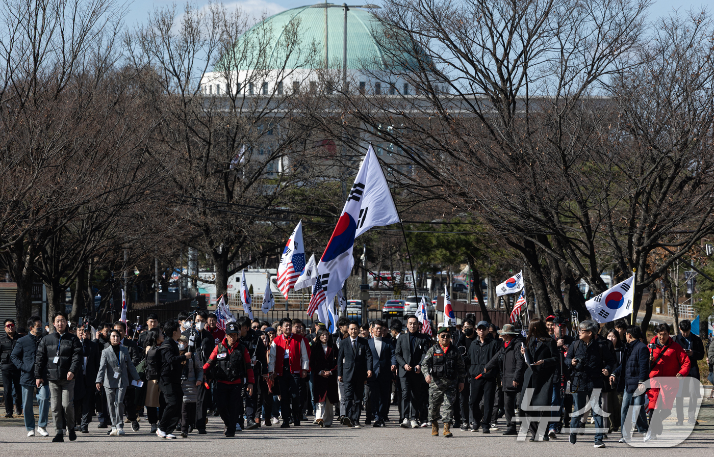 (서울=뉴스1) 이승배 기자 = 장동혁 대표를 비롯한 국민의힘 지도부가 3일 서울 여의도 국회 본관 앞에서 열린 사법독립 헌정수호를 위한 대국민 호소 국민대장정 규탄대회를 마친 후 …