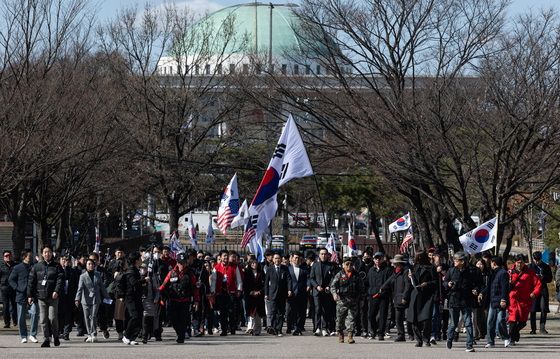 국민의힘, 장외투쟁으로