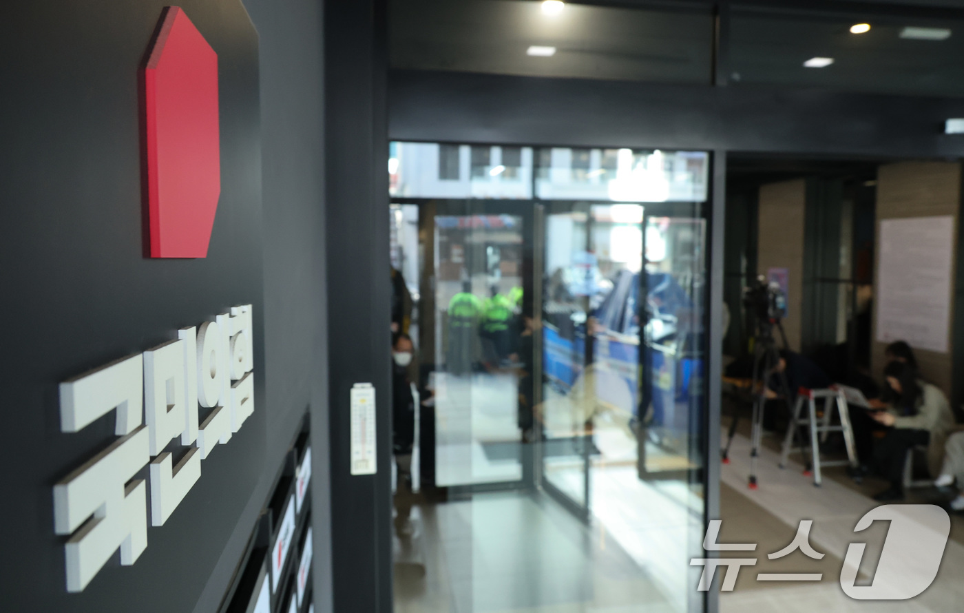 (서울=뉴스1) 신웅수 기자 = 정교유착 의혹을 수사 중인 검·경 합동수사본부가 3일 신천지예수교증거장막성전(신천지) 신도들의 집단 당원 가입 의혹과 관련해 국민의힘 당사 압수수색 …