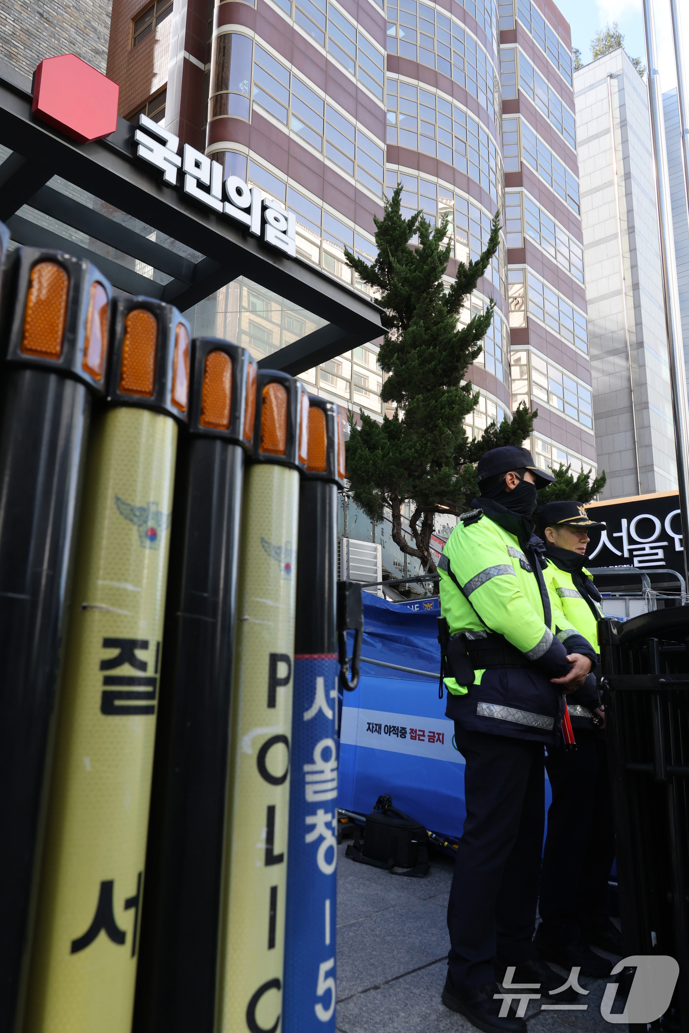 (서울=뉴스1) 신웅수 기자 = 정교유착 의혹을 수사 중인 검·경 합동수사본부가 3일 신천지예수교증거장막성전(신천지) 신도들의 집단 당원 가입 의혹과 관련해 국민의힘 당사 압수수색 …