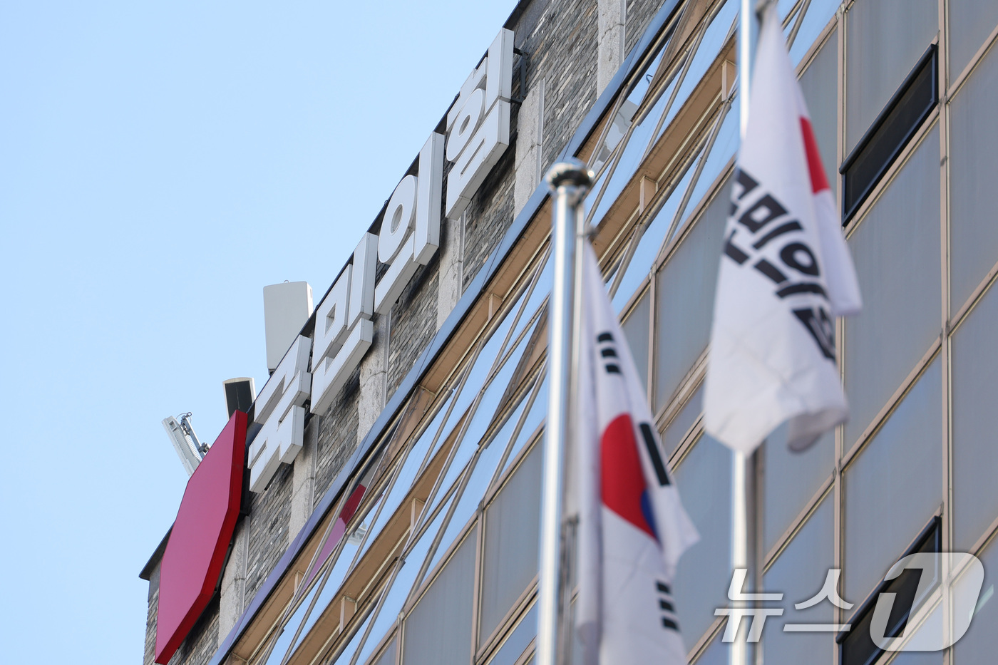 (서울=뉴스1) 신웅수 기자 = 정교유착 의혹을 수사 중인 검·경 합동수사본부가 3일 신천지예수교증거장막성전(신천지) 신도들의 집단 당원 가입 의혹과 관련해 국민의힘 당사 압수수색 …