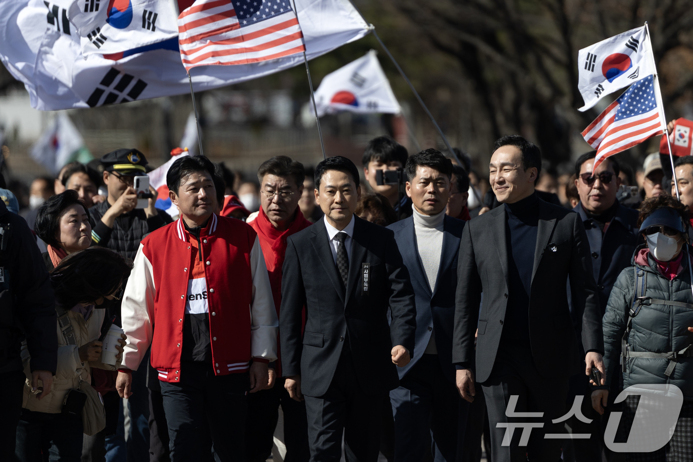 (서울=뉴스1) 이승배 기자 = 장동혁 대표를 비롯한 국민의힘 지도부가 3일 서울 여의도 국회 본관 앞에서 열린 사법독립 헌정수호를 위한 대국민 호소 국민대장정 규탄대회를 마친 후 …